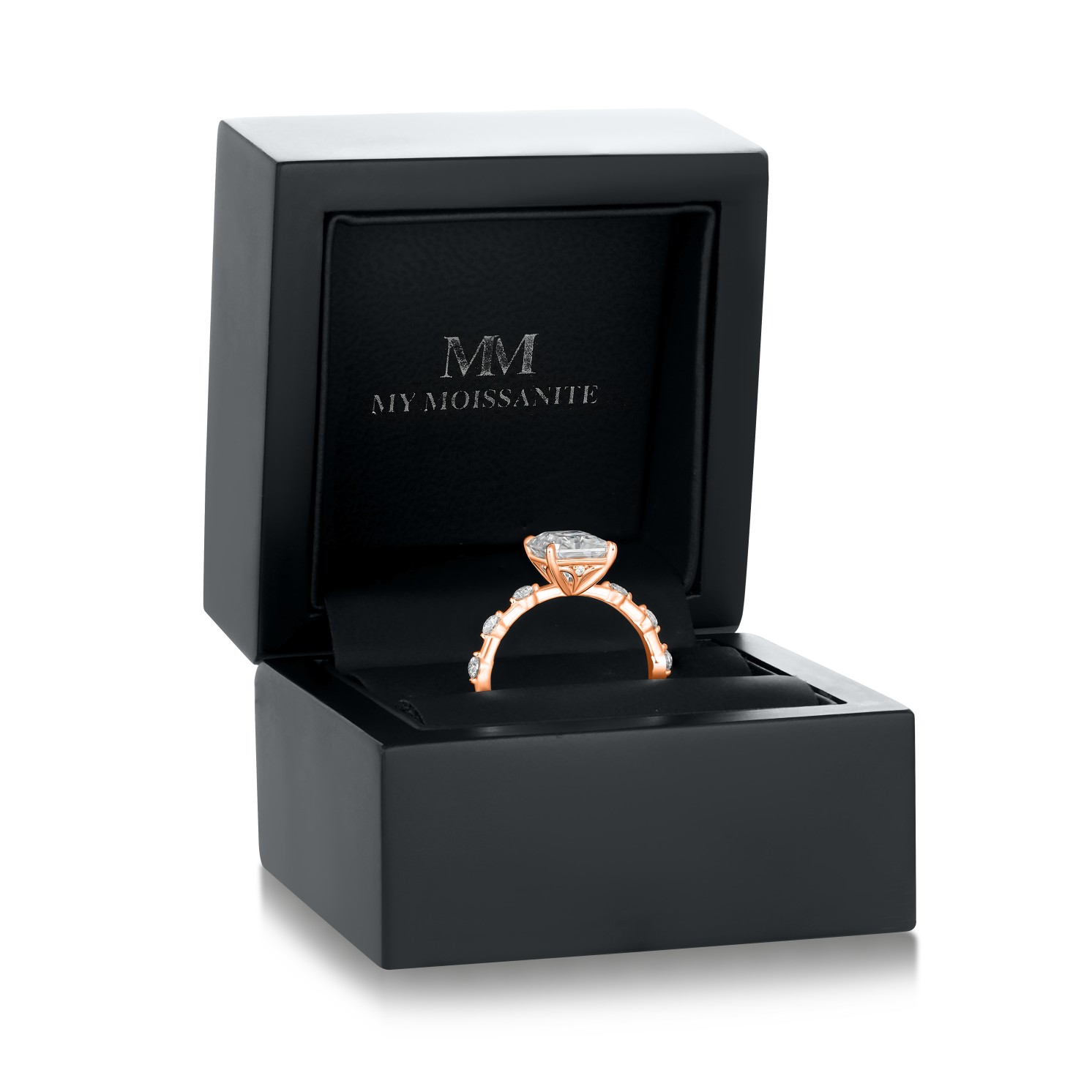 Isla - Pierścionek z Moissanitem z Kamieniami Bocznymi | Szlif Radiant Isla - Pierścionek z Moissanitem z Kamieniami Bocznymi | Szlif Radiant