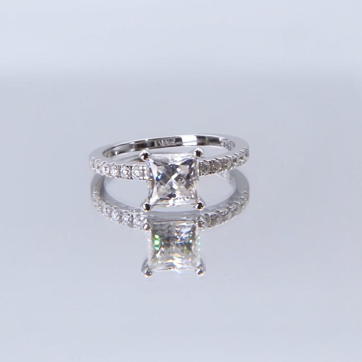 Celestia - Pierścionek z Księżniczką Moissanite z bocznymi kamieniami Pavé