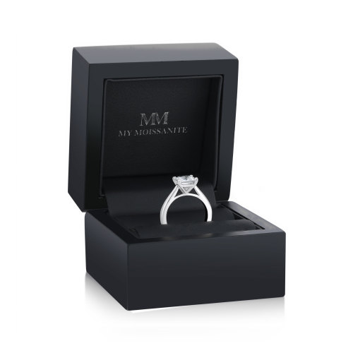 Iris – Pierścionek Solitaire z Moissanitem | Szlif Princess