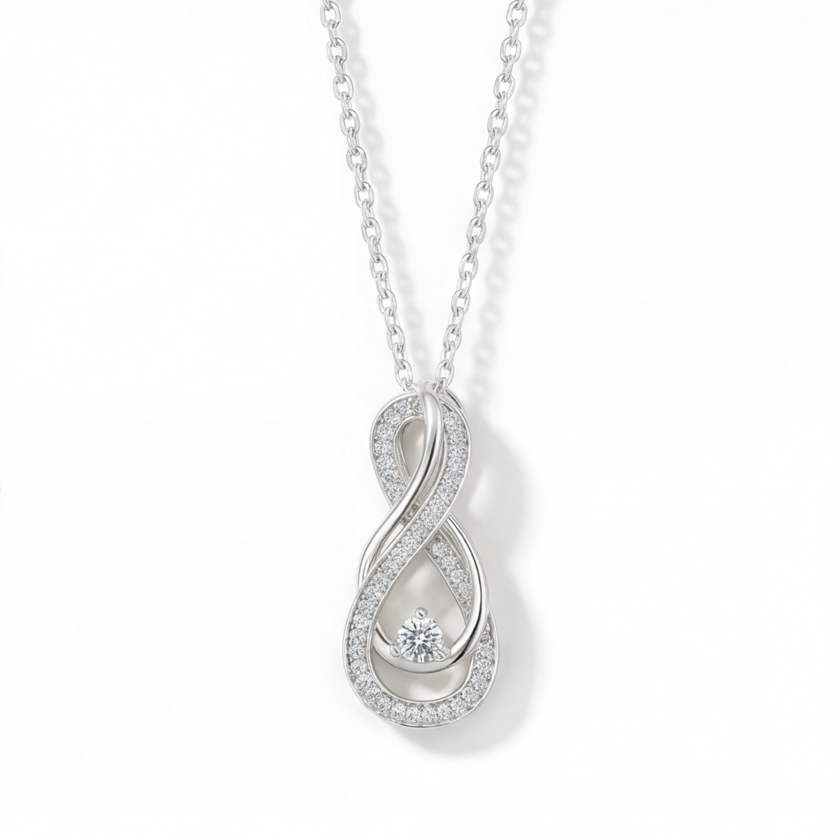 Infinity - Twisting Pavé Wisiorek z Moissanitu