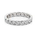 Celestine - skręcony pierścionek eternity z moissanitami w oprawie bezel
