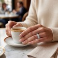 Opaline - pierścionek eternity z owalnymi moissanitami i falistym halo pavé