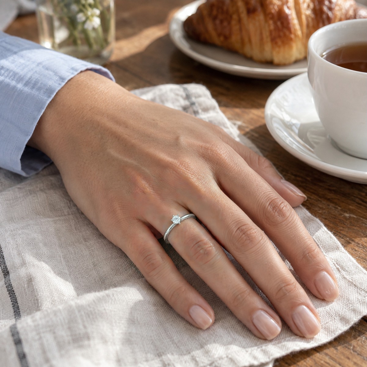 Lily - pierścionek solitaire z okrągłym moissanitem w oprawie tulipanowej