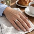 Lily - pierścionek solitaire z okrągłym moissanitem w oprawie tulipanowej