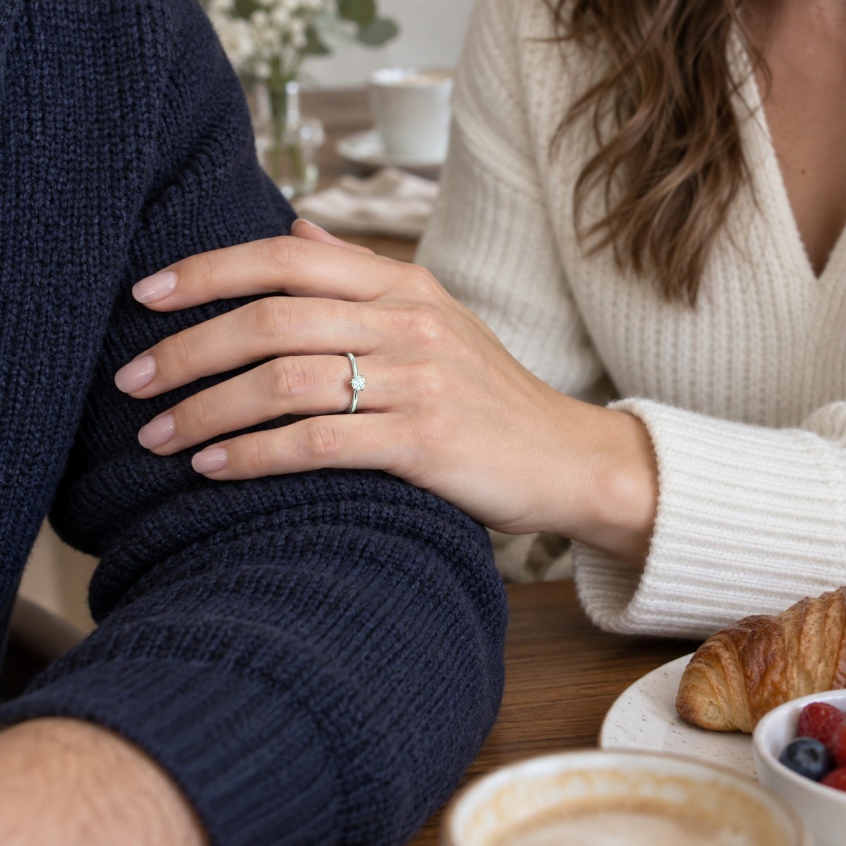 Lily - pierścionek solitaire z okrągłym moissanitem w oprawie tulipanowej
