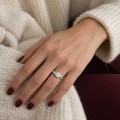 Demi - pierścionek solitaire z okrągłym moissanitem w oprawie półpełnej
