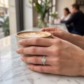 Nina - Owalny Pierścionek z Moissanitem z Bocznymi Kamieniami Pavé