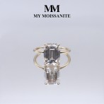 Mirabelle - Pierścionek Solitaire z Moissanitu o Szlifie Radiant z Oprawą Koszykową i Hidden Halo Mirabelle - Pierścionek Solitaire z Moissanitu o Szlifie Radiant z Oprawą Koszykową i Hidden Halo