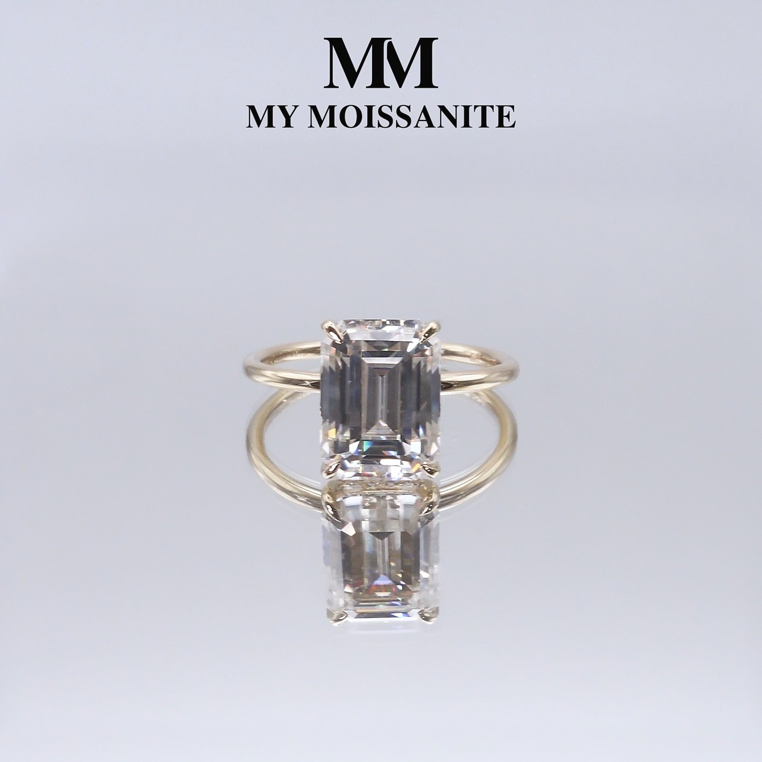 Mirabelle - Pierścionek Solitaire z Moissanitu o Szlifie Radiant z Oprawą Koszykową i Hidden Halo Mirabelle - Pierścionek Solitaire z Moissanitu o Szlifie Radiant z Oprawą Koszykową i Hidden Halo