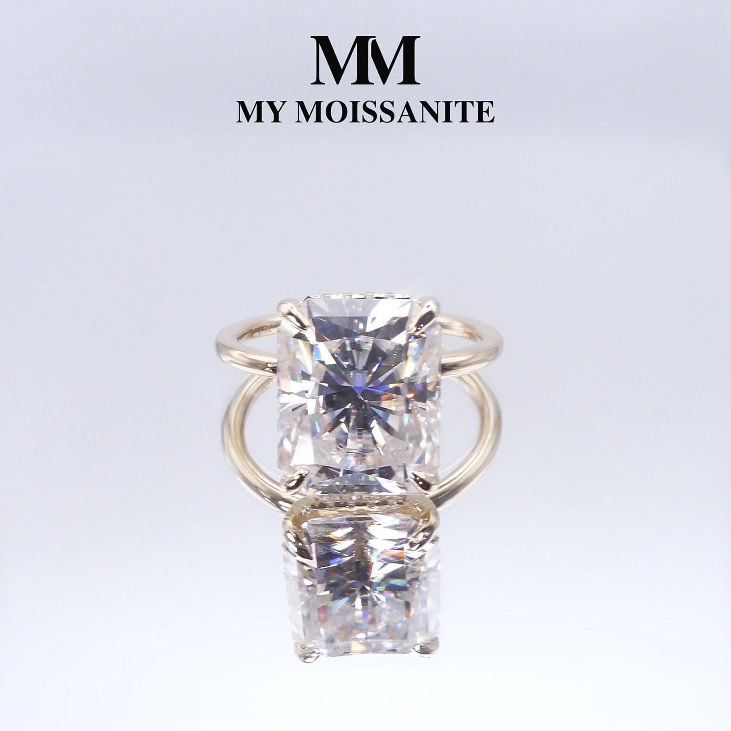 Mirabelle - Pierścionek Solitaire z Moissanitu o Szlifie Radiant z Oprawą Koszykową i Hidden Halo Mirabelle - Pierścionek Solitaire z Moissanitu o Szlifie Radiant z Oprawą Koszykową i Hidden Halo