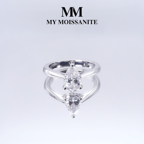Larissa - Pierścionek Solitaire z Moissanitem | Szlif Gruszka