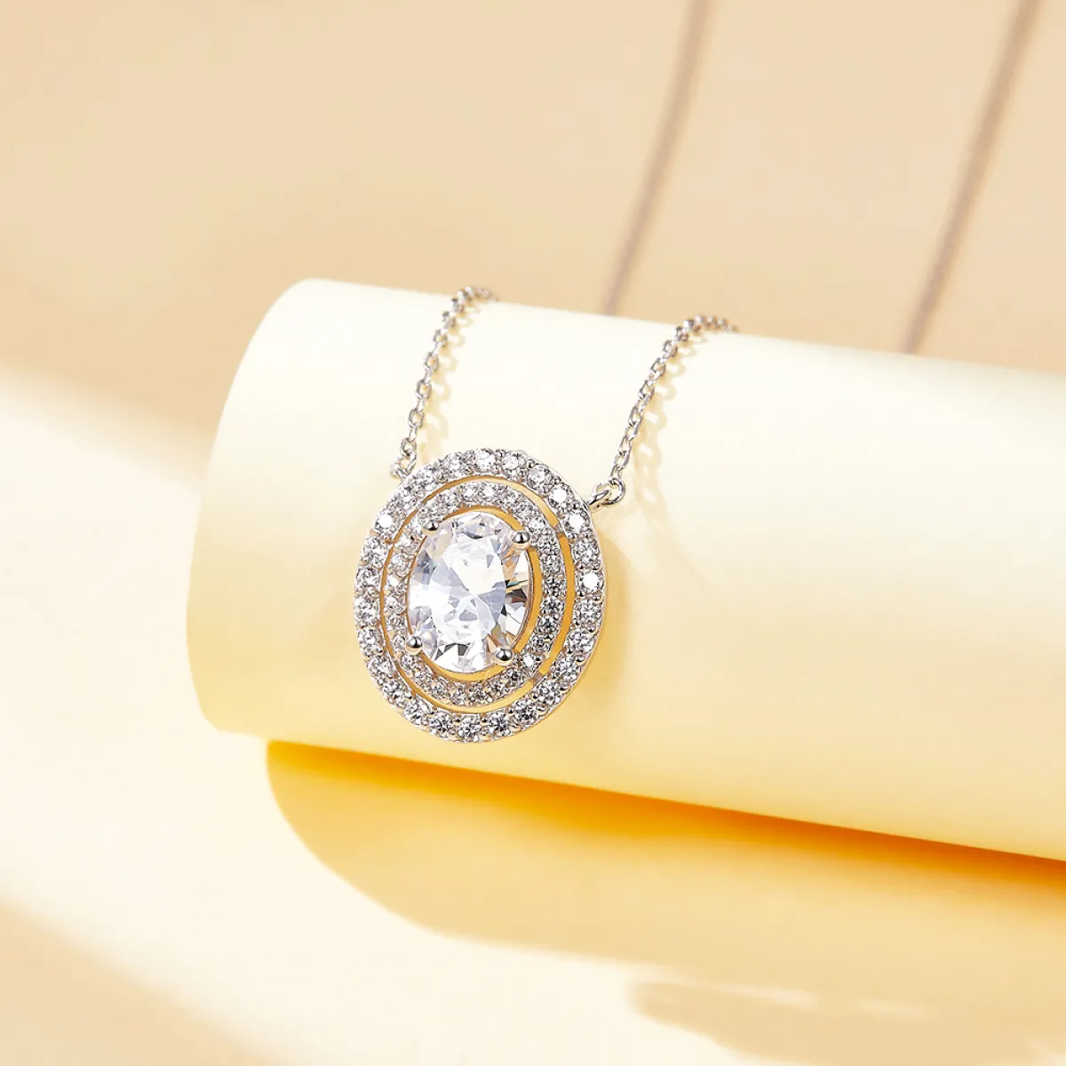 Galaxia - owalny wisiorek z moissanitem i podwójną aureolą