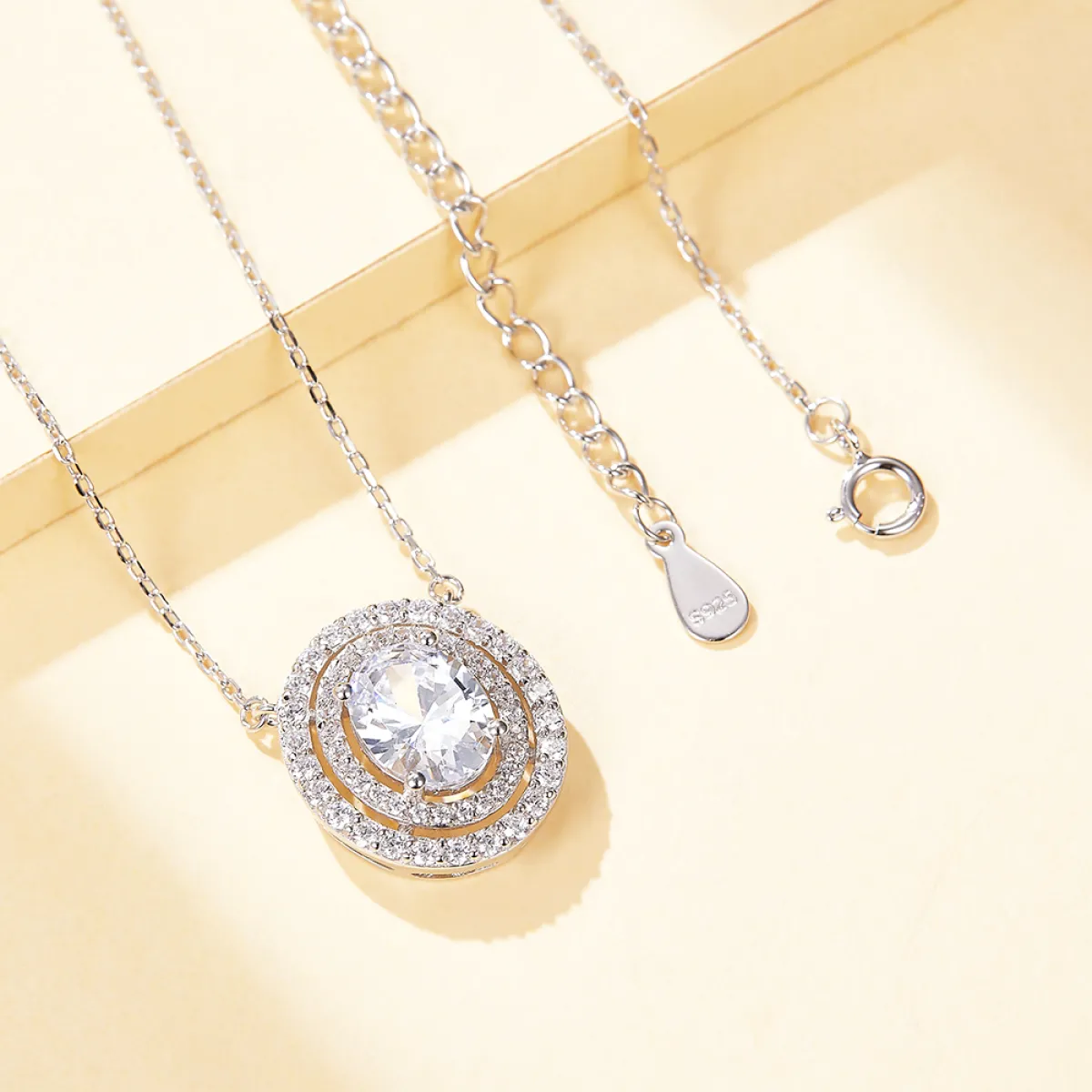 Galaxia - owalny wisiorek z moissanitem i podwójną aureolą