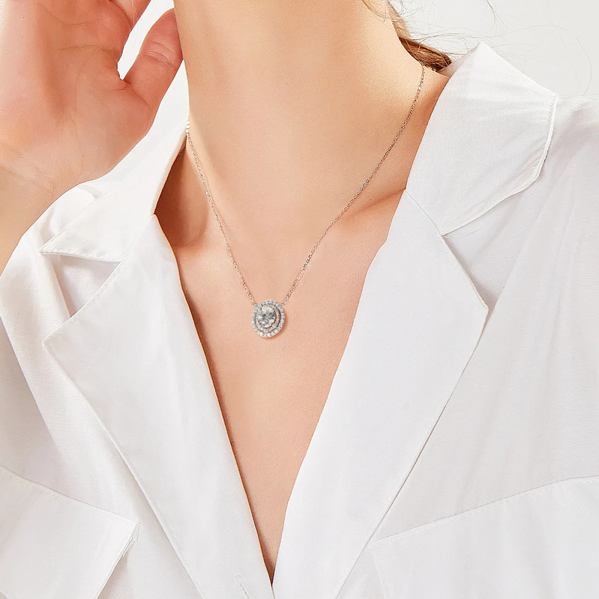 Galaxia - owalny wisiorek z moissanitem i podwójną aureolą