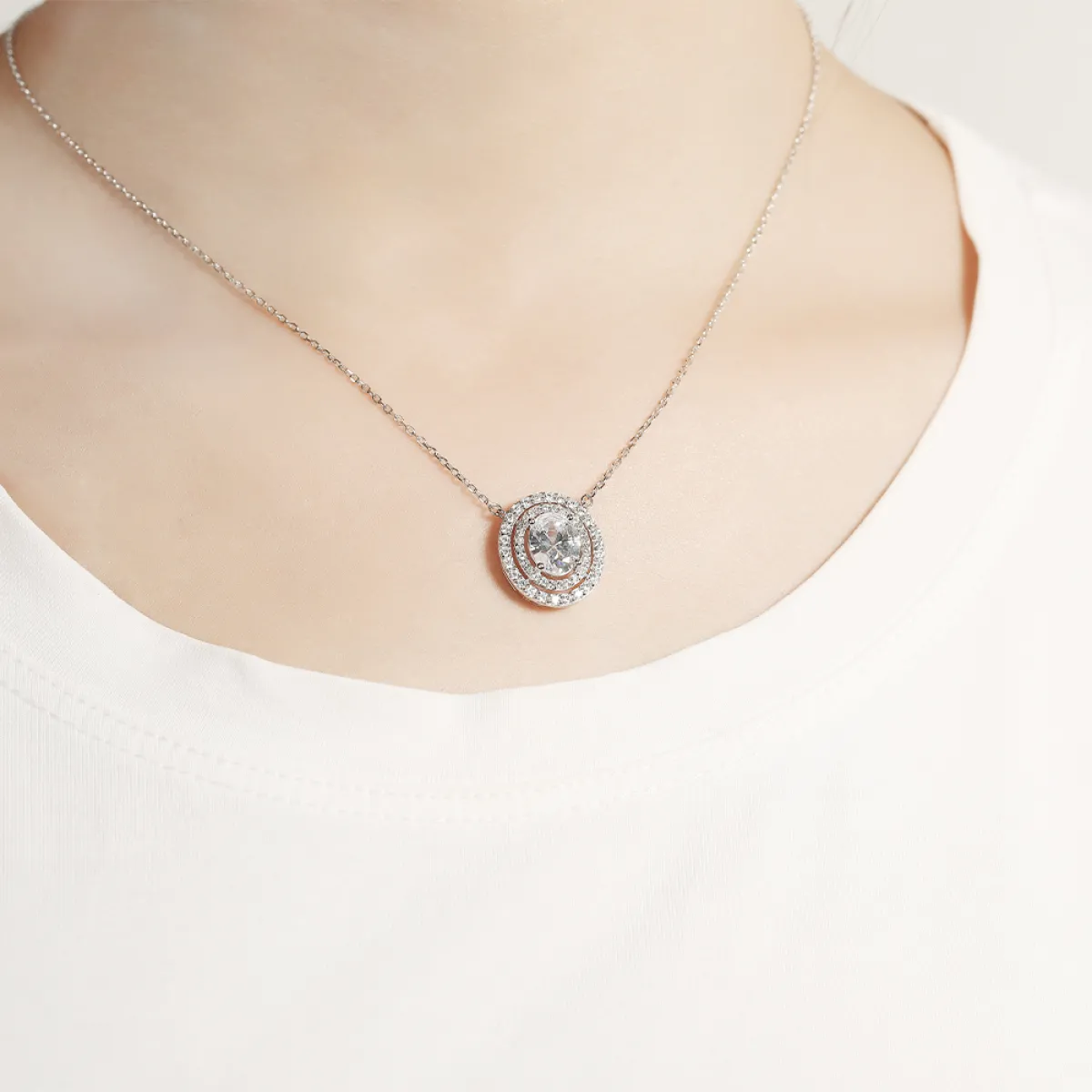 Galaxia - owalny wisiorek z moissanitem i podwójną aureolą