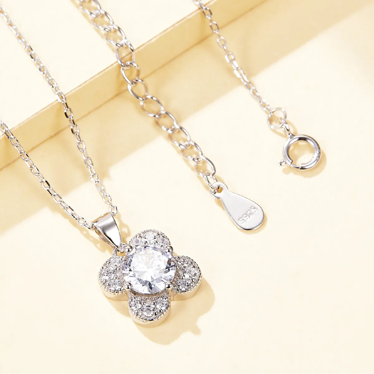 Flora - Wisiorek z Moissanitem w Kształcie Koniczyny z Akcentami Pavé