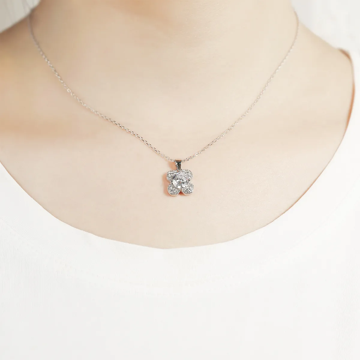 Flora - Wisiorek z Moissanitem w Kształcie Koniczyny z Akcentami Pavé