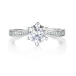 Sophia - Pierścionek Zaręczynowy z Moissanitem i Bocznymi Kamieniami Pavé