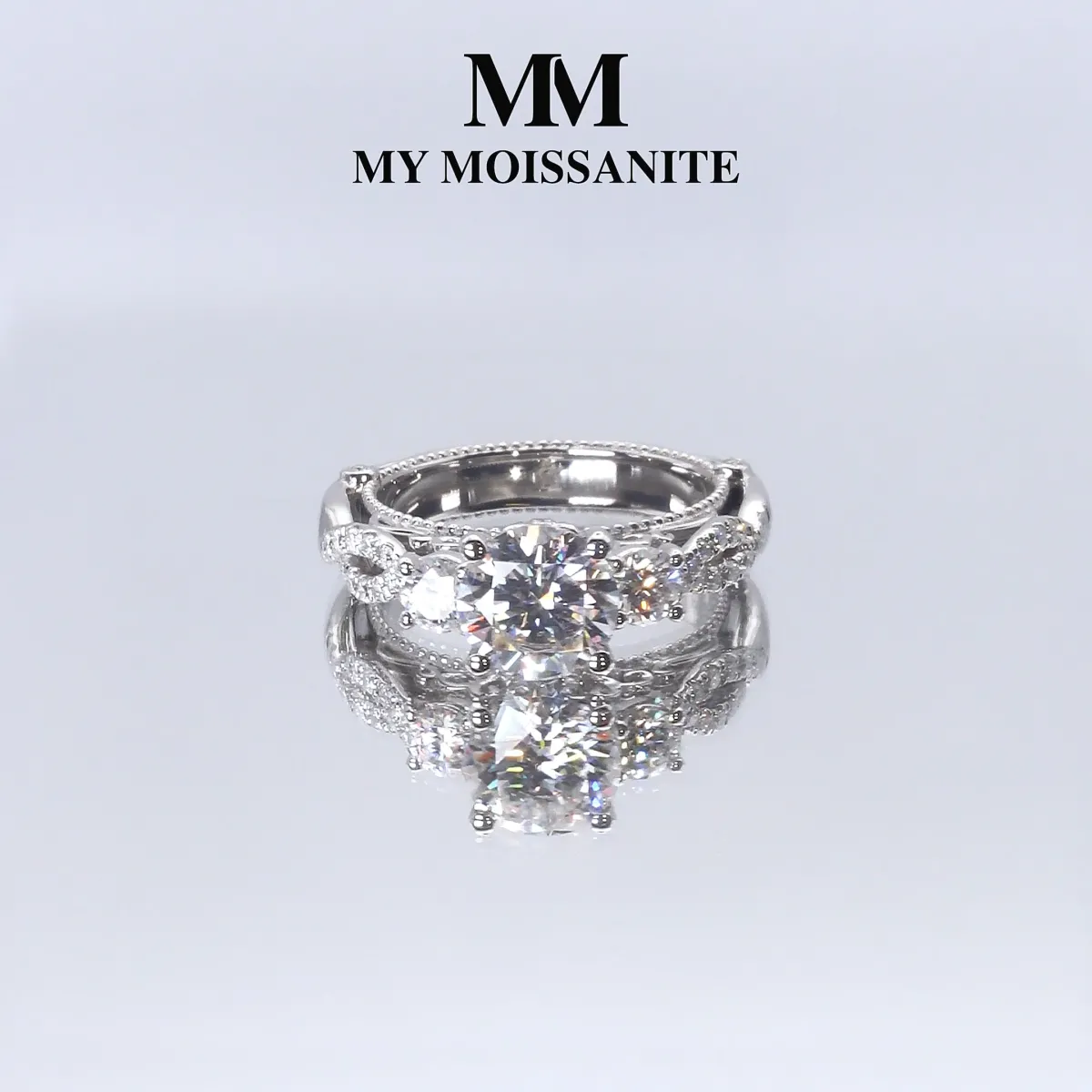 Circe - Pierścionek Zaręczynowy Inspiracji Vintage z Moissanitem i Bocznymi Kamieniami oraz Detalami Ażuru