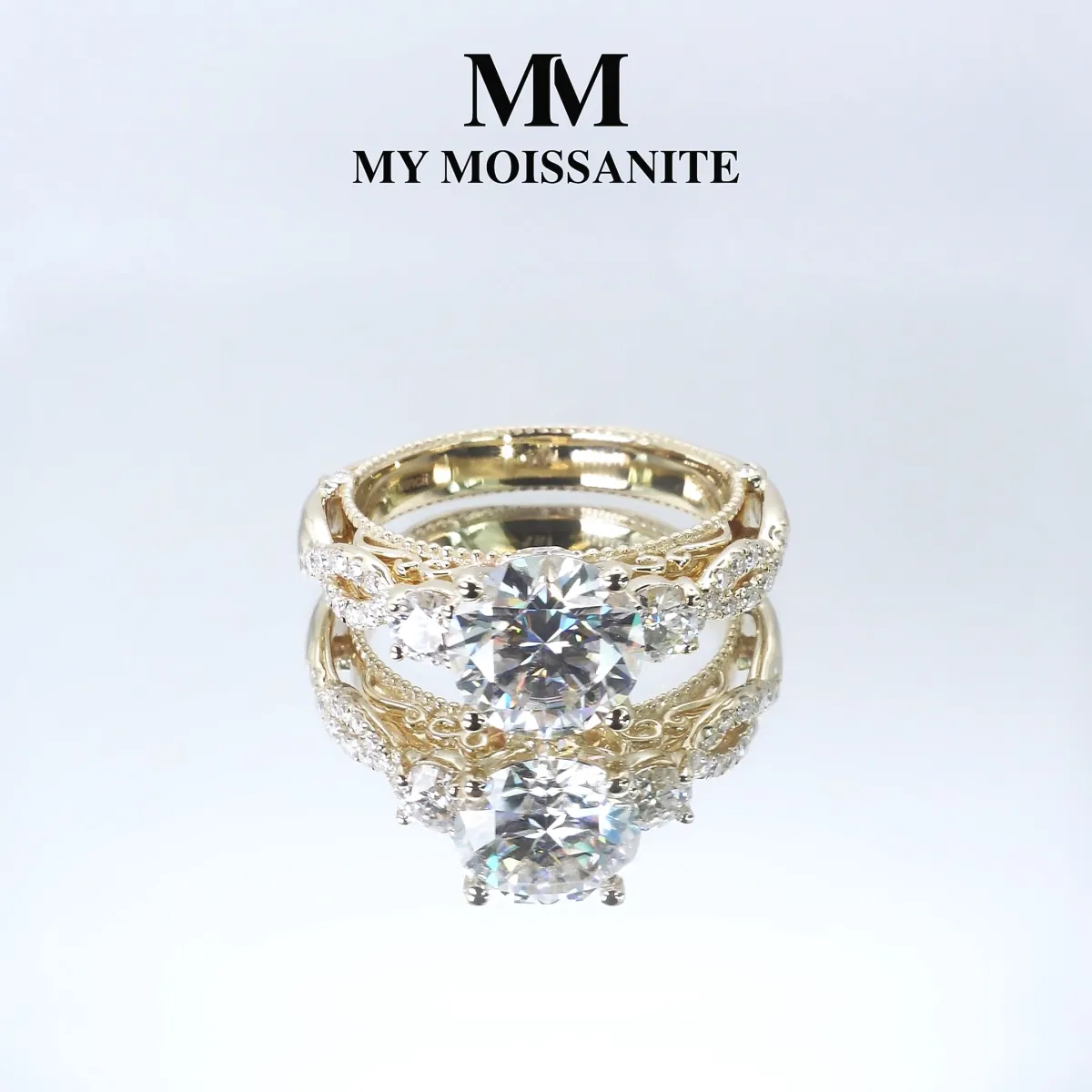 Circe - Pierścionek Zaręczynowy Inspiracji Vintage z Moissanitem i Bocznymi Kamieniami oraz Detalami Ażuru