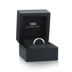 Aria - Zakrzywiona Moissanitowa Obrączka Ślubna z Oprawą Pavé