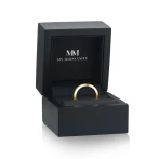 Aria - Zakrzywiona Moissanitowa Obrączka Ślubna z Oprawą Pavé