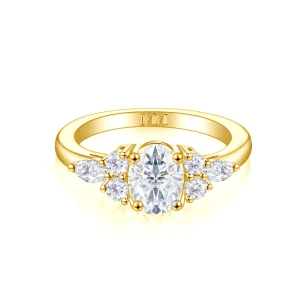 Lustrina - Owalny Pierścionek z Moissanitem i Lśniącymi Akcentami