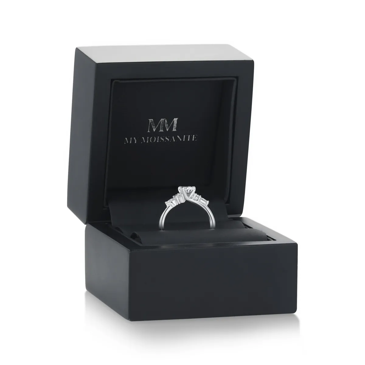 Olivette - Pierścionek Zaręczynowy z Owalnym Moissanitem i Bocznymi Kamieniami Markiza