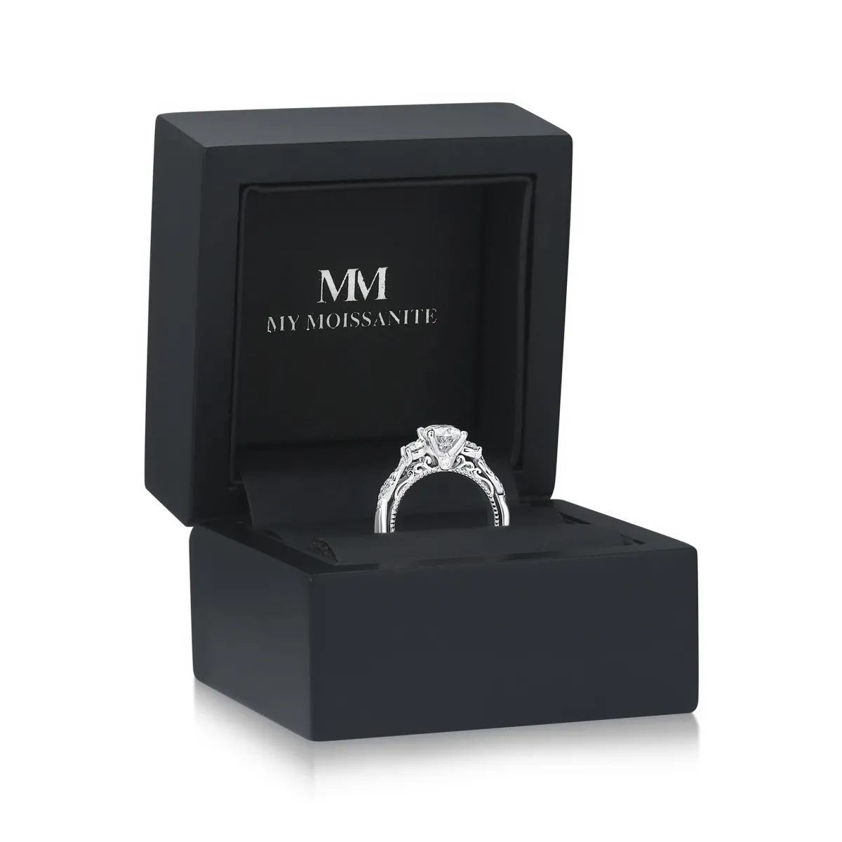 Circe - Pierścionek Zaręczynowy Inspiracji Vintage z Moissanitem i Bocznymi Kamieniami oraz Detalami Ażuru