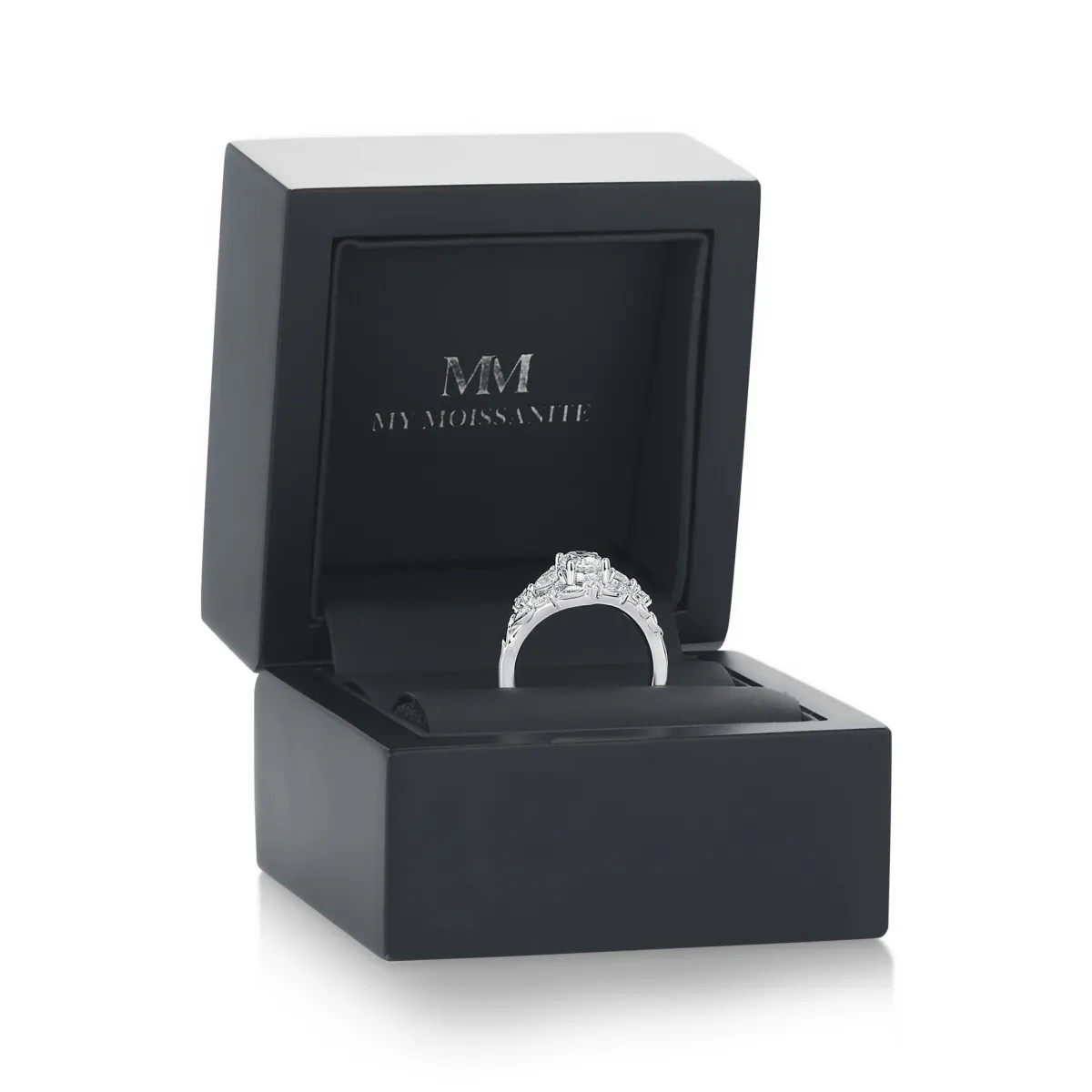 Gardenia - Owalny Moissanitowy Pierścionek Zaręczynowy z Akcentami w Kształcie Serca i Okrągłym Szlifie