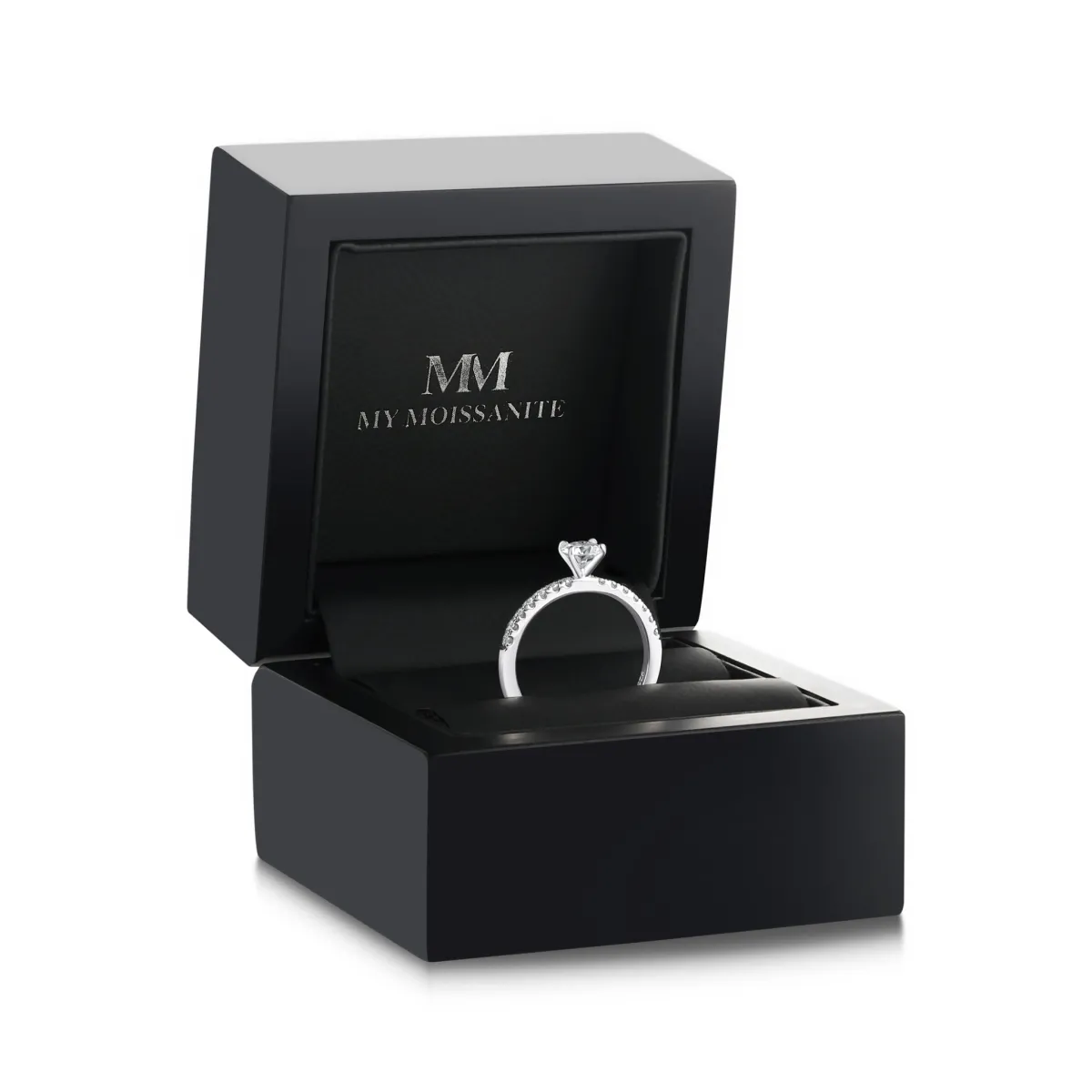 Finesse - Pierścionek zaręczynowy z moissanitem i kamieniami bocznymi