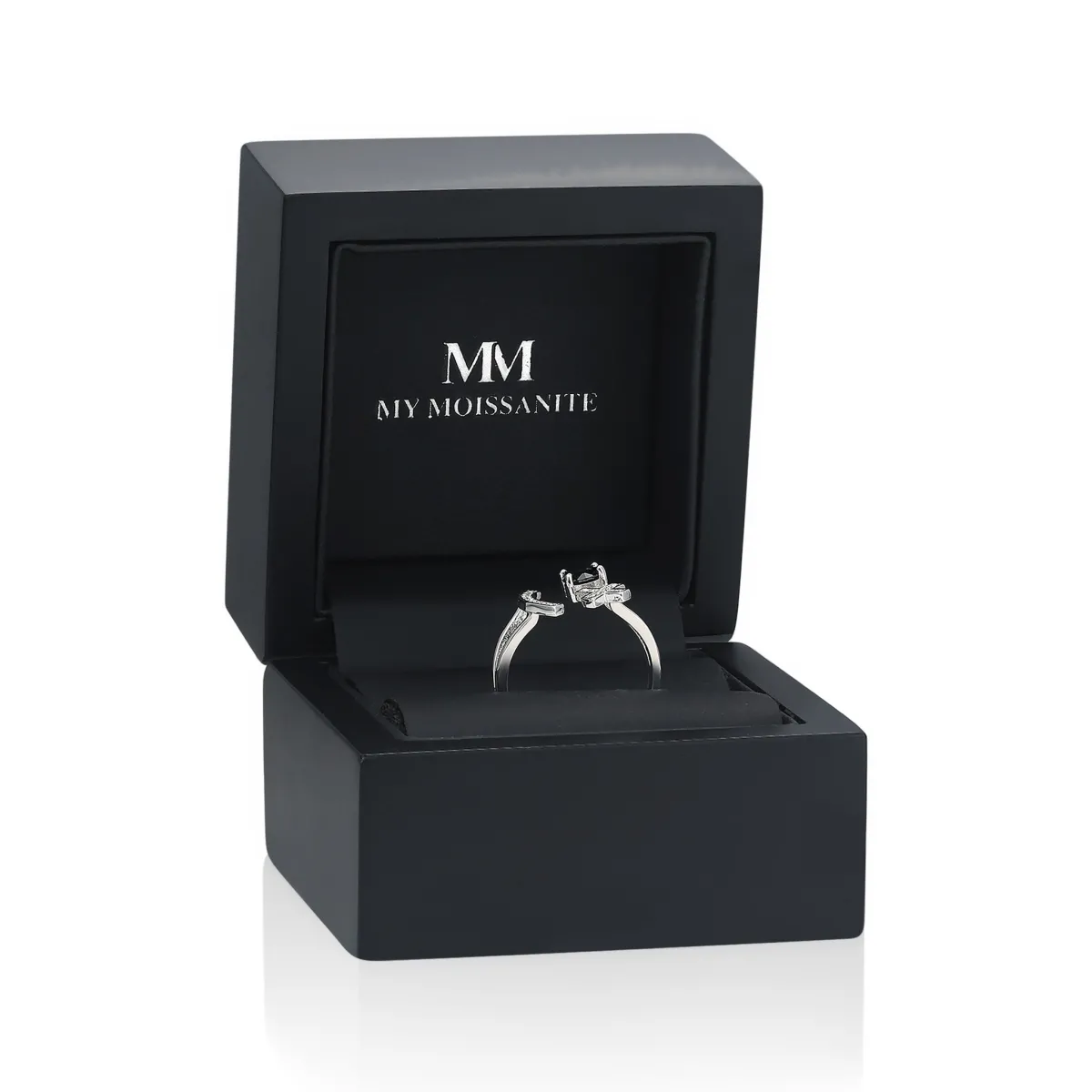 Lexis - Pierścionek Moissanitowy z Krzyżowym i Półksiężycowym Wzorem Pavé