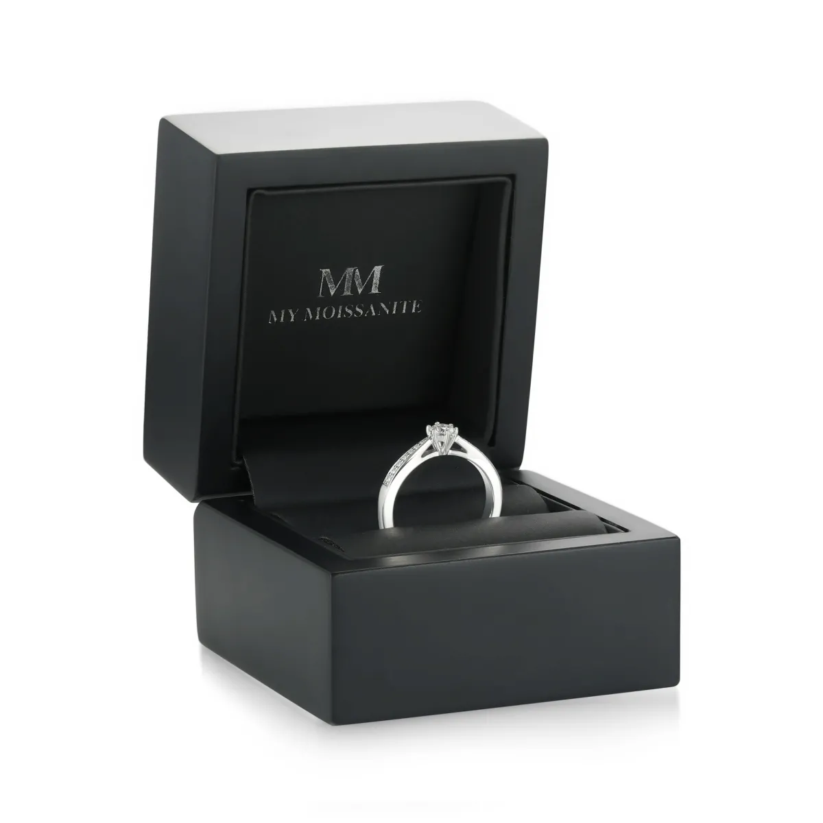 Pierścionek Sophia - Moissanitowy pierścionek zaręczynowy z bocznymi kamieniami Pavé