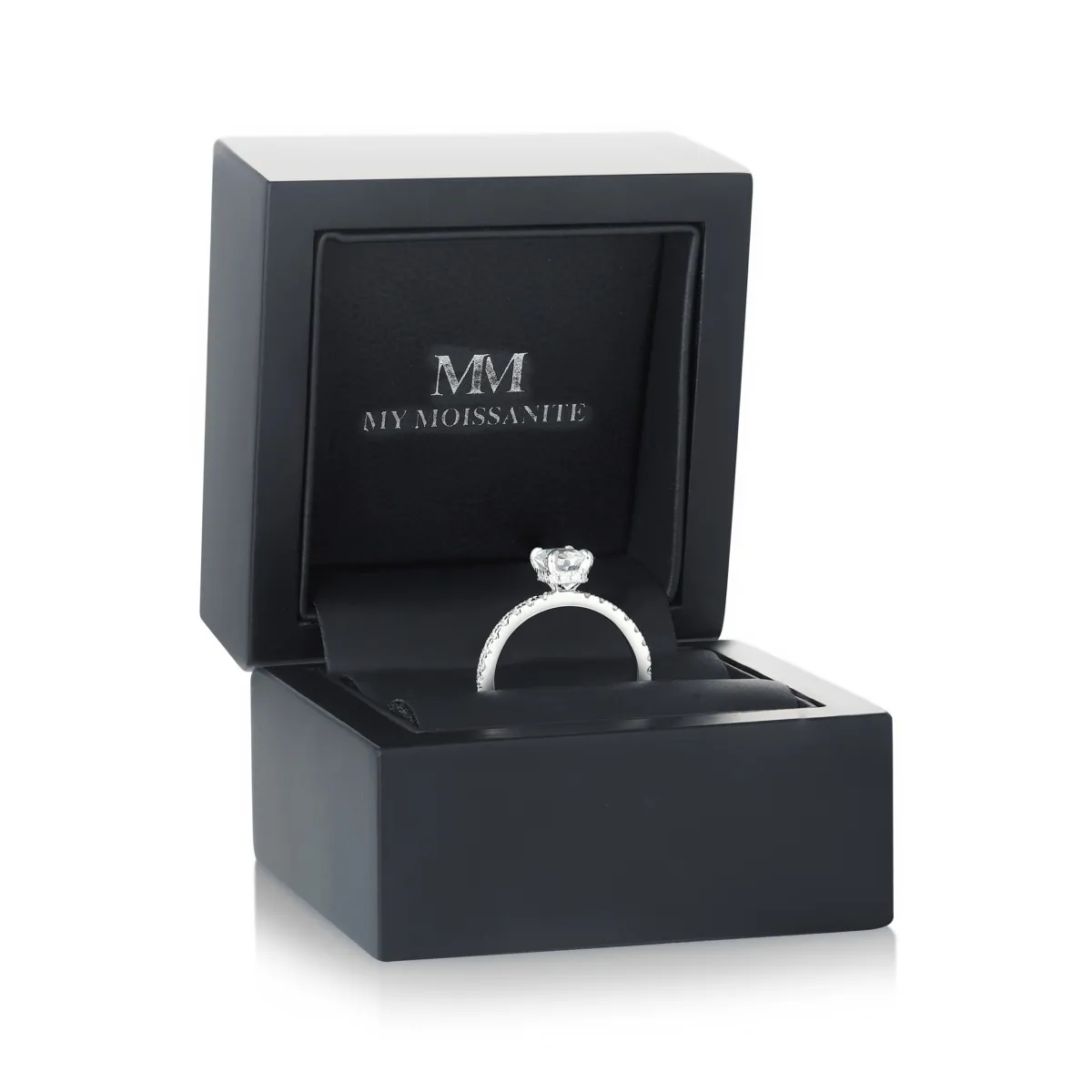 Astra - Pierścionek z moissanitu z bocznymi kamieniami Pavé i ukrytą aureolą